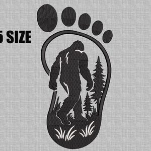 Op de afbeelding: Zwart borduurontwerp met een Bigfoot-silhouet in een voetafdruk. Het ontwerp bevat dennenbomen en gras. De tekst luidt "5 SIZE" en vermeldt borduurformaten: DTS, PES, XXX, EXP, JEF, SEW, VP3, HUS.