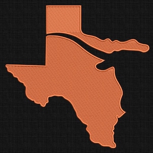 Op de afbeelding: Een oranje geborduurde omtrek van de staat Texas, met de tekst "5 SIZE" erboven en bestandstype-afkortingen eronder. Het ontwerp is geplaatst tegen een zwarte, getextureerde achtergrond.