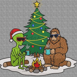 Peut inclure: Motif brodé représentant un extraterrestre et un Bigfoot, tous deux portant des lunettes de soleil et tenant des tasses, autour d'un feu de camp et d'un sapin de Noël décoré. Le texte "5 SIZE" est en haut. Formats de fichiers de broderie en dessous.