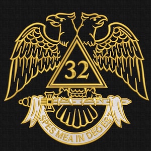 Może przedstawiać: Złota, haftowana naszywka z dwoma orłami i liczbą 32 w trójkącie. Poniżej orłów znajduje się baner z napisem "SPES MEA IN DEO EST". Tekst "5 SIZE" i formaty plików znajdują się na dole, na czarnym tle.