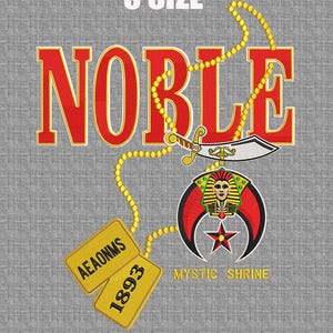 Puede incluir: Un diseño gráfico gris con la palabra "NOBLE" en rojo con contorno dorado, una espada y un colgante con una estrella y una cabeza de faraón. Dos etiquetas amarillas dicen "AEAONMS 1893" y "MYSTIC SHRINE". El texto "3 SIZE" está en la parte superior.