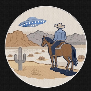 Könnte beinhalten: Runder, gestickter Aufnäher mit einem Cowboy auf einem Pferd unter einem UFO in einer Wüstenlandschaft. Das Design umfasst einen Kaktus, Berge und den Text "5 SIZE". Der Hintergrund ist neutral.
