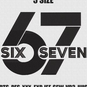Puede incluir: Diseño bordado en negro sobre un fondo claro. El diseño presenta el número "67" con las palabras "SIX" y "SEVEN" debajo. Encima del número está el texto "5 SIZE". Debajo del número están las abreviaturas "DTS, PES, XXX, EXP, JEF, SEW, VP3, HUS".