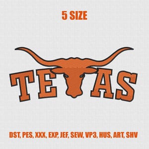 Pode incluir: Design bordado em laranja e preto com a palavra "TEXAS" e um símbolo de chifre longo. O texto "5 SIZE" está acima da palavra "TEXAS". Abaixo, os formatos de arquivo: DST, PES, XXX, EXP, JEF, SEW, VP3, HUS, ART, SHV.