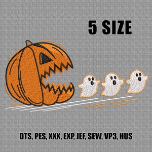 Puede incluir: Una calabaza naranja con una boca dentada y tres fantasmas blancos con ojos y bocas negras. El texto "5 SIZE" está encima de la calabaza y los fantasmas. El texto "DTS, PES, XXX, EXP, JEF, SEW, VP3, HUS" está debajo.
