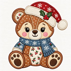 Könnte beinhalten: Ein gesticktes Teddybären-Design, das einen braunen Bären mit weißen Punkten zeigt. Er trägt eine rote Weihnachtsmütze mit weißen Schneeflocken und Stechpalmen sowie einen blauen Schal mit Schneeflocken. Der Bauch ist cremefarben mit roten Beeren.