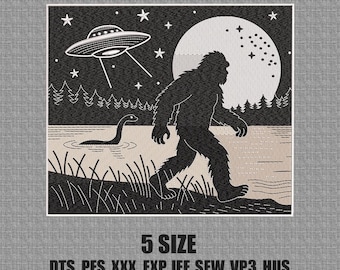 Op de afbeelding: Geborduurd ontwerp met Bigfoot die langs een meer loopt met het Monster van Loch Ness, een UFO en een volle maan. Het ontwerp is zwart-wit met een neutrale achtergrond. De tekst "5 SIZE" en bestandstypen staan onderaan.