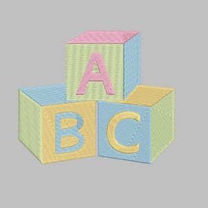 Può includere: Blocchi ABC ricamati in colori pastello. I blocchi sono impilati e presentano le lettere A, B e C. Le lettere sono di un colore a contrasto con la faccia del blocco. I blocchi sono azzurri, gialli e rosa.