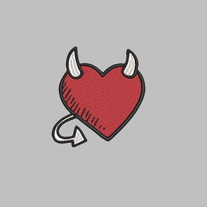 Może przedstawiać: Czerwone serce z białymi rogami diabła i ogonem. Serce jest obwiedzione czernią i ma wzór kratkowy.