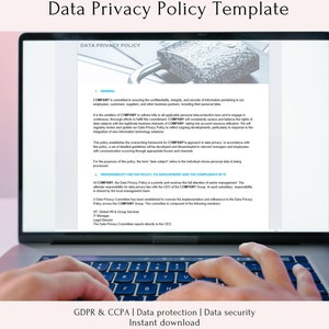 Può includere: Uno schermo di computer portatile che mostra un modello di politica sulla privacy dei dati con un'icona di lucchetto. Il testo sullo schermo recita "Modello di politica sulla privacy dei dati" e "COMPANY si impegna a garantire la riservatezza, l'integrità e la sicurezza delle informazioni relative ai nostri dipendenti, clienti, fornitori e altri partner commerciali, inclusi i loro dati personali."
