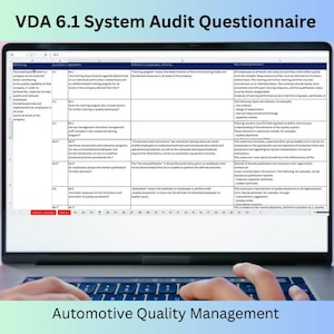 Może przedstawiać: Ekran laptopa wyświetlający kwestionariusz audytu systemu VDA 6.1 dla zarządzania jakością w przemyśle motoryzacyjnym. Kwestionariusz to arkusz kalkulacyjny z kolumnami dla numeru pytania, definicji, wdrożenia terminów i rekomendacji dotyczących ulepszeń.