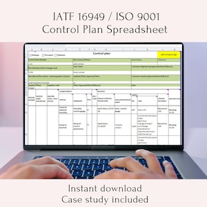Puede incluir: Una pantalla de computadora portátil que muestra una hoja de cálculo titulada "Control Plan Spreadsheet" con el texto "IATF 16949 / ISO 9001" en la parte superior. La hoja de cálculo es un plan de control para un soporte de plástico de dirección. La hoja de cálculo incluye columnas para el nombre del proceso, las características, los métodos, la muestra, el documento de control y el plan de reacción.