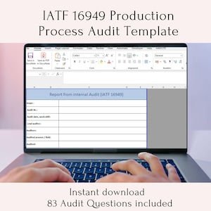 Puede incluir: Una pantalla de computadora portátil que muestra una hoja de cálculo con el título "Informe de auditoría interna (IATF 16949)". La hoja de cálculo tiene columnas para "Alcance", "Número de auditoría", "Fecha de auditoría, turno de trabajo", "Auditor principal", "Auditores", "Proceso auditado/campo" y "Auditado". El texto "Descarga instantánea 83 preguntas de auditoría incluidas" se muestra debajo de la computadora portátil.