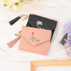 Portafoglio personalizzato con nome e data di nascita, portafoglio in pelle personalizzato per donna, regalo per damigella d'onore, regalo di San Valentino per lei, regalo di nozze
