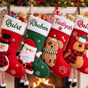 Può includere: Quattro calze natalizie appese in fila con risvolti bianchi sui quali sono ricamati in rosso o verde i nomi Quirt, Rhuben, Taaliyah e Quirt. Le calze presentano applicazioni in peluche di un pupazzo di neve, Babbo Natale, un cane e una renna.