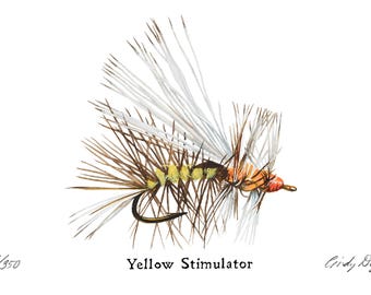 Puede incluir: Ilustración en acuarela de un señuelo de pesca con mosca Yellow Stimulator. La mosca tiene un anzuelo negro, cuerpo amarillo y marrón, y alas blancas y marrones. El texto "Yellow Stimulator" está debajo.