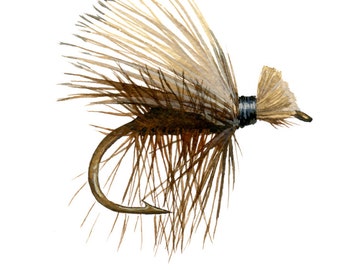 Può includere: Un'esca da pesca a mosca in pelo di alce marrone, con un corpo in filo nero e argentato e una coda di piume marroni e bianche. L'esca è legata a un amo con un filo nero. Il testo "Brown Elk Hair Caddis #14" è scritto sotto l'esca.