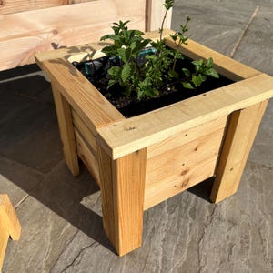 Handgemachter hölzerner erhöhter Pflanzkasten für Garten oder Terrasse, rustikales Kräuter- oder Blumenbeet im Freien, Pflanzbeet