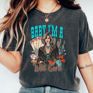 Maglietta Baby I'm A Wild Card, maglietta da cowboy con carte asso, maglietta con carte da gioco, maglietta con grafica western, felpa western da donna, maglietta in stile country