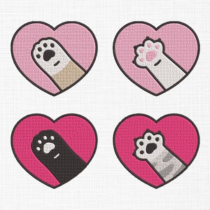 Può includere: Quattro toppe ricamate raffiguranti zampe di gatto all'interno di cuori rosa. Le zampe sono in vari colori: beige, bianco, nero e grigio. Ogni cuore ha un contorno nero, su uno sfondo di tessuto bianco strutturato.