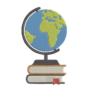 Könnte beinhalten: Gesticktes Design mit einem blauen und grünen Globus auf einem Ständer, der auf zwei gestapelten Büchern ruht. Die Bücher haben beige und graue Einbände mit einem roten Lesezeichen. Ideal für Bildungs- oder Reise-Themen.