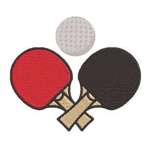 Puede incluir: Un diseño bordado con dos raquetas de ping-pong cruzadas, una roja y otra negra, con una pelota de ping-pong blanca encima. Las raquetas tienen mangos color beige sobre un fondo blanco.