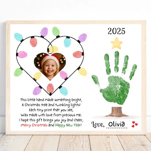 Puede incluir: Una obra de arte navideña enmarcada con la foto de un niño en un marco en forma de corazón adornado con luces de colores. Una huella de mano verde forma un árbol de Navidad, con el año 2025 y una estrella encima. El texto incluye un mensaje festivo.