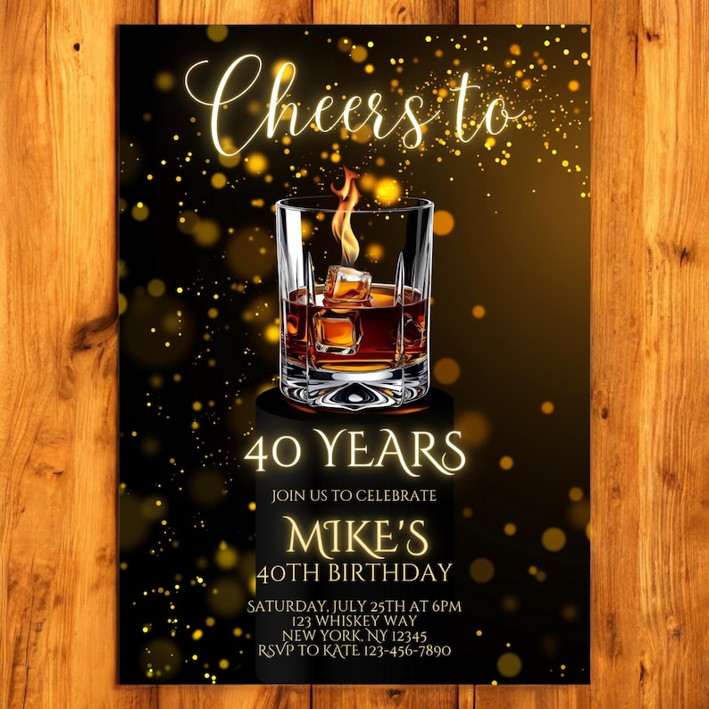 Pode incluir: Um convite de anivers&aacute;rio preto e dourado com um copo de u&iacute;sque e cubos de gelo. O texto diz "Cheers to 40 Years. Join us to celebrate Mike's 40th Birthday. Saturday, July 25th at 6pm. 123 Whiskey Way, New York, NY 12345. RSVP to Kate 123-456-7890."