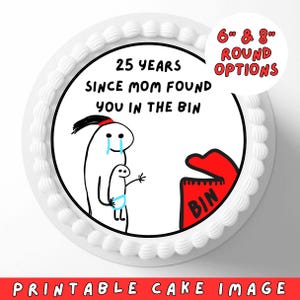 Può includere: Immagine di torta stampabile con sfondo bianco e un'illustrazione di cartone animato di una persona che tiene un bambino con il testo "25 Years Since Mom Found You In The Bin". L'immagine è disponibile in opzioni rotonde da 15 cm e 20 cm.