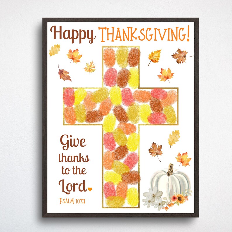 Puede incluir: Arte mural con tem&aacute;tica de Acci&oacute;n de Gracias con un dise&ntilde;o de cruz hecho con huellas dactilares de colores. La obra de arte incluye el texto "Happy THANKSGIVING!" y "Give thanks to the Lord." Una calabaza blanca y hojas de oto&ntilde;o completan el dise&ntilde;o.