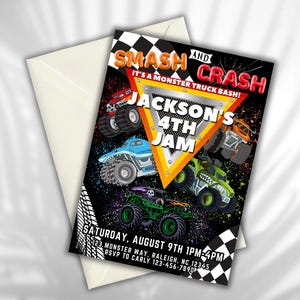 Puede incluir: Una tarjeta de invitaci&oacute;n negra con tem&aacute;tica de monster trucks. La tarjeta presenta monster trucks coloridos, el texto "SMASH AND CRASH" y "JACKSON'S 4TH JAM". La invitaci&oacute;n incluye detalles del evento y un dise&ntilde;o de bandera a cuadros.