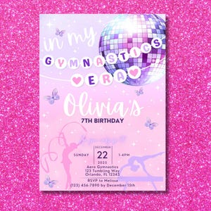 Puede incluir: Una invitaci&oacute;n de cumplea&ntilde;os rosa y morada para un 7&ordm; cumplea&ntilde;os. La invitaci&oacute;n presenta una bola de discoteca, mariposas y una gimnasta. El texto de la invitaci&oacute;n dice "in my gymnastics era Olivia's 7th birthday".