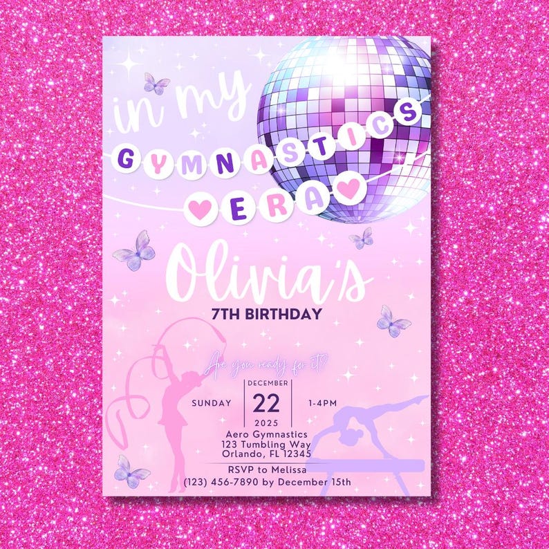 Puede incluir: Una invitaci&oacute;n de cumplea&ntilde;os rosa y morada para un 7&ordm; cumplea&ntilde;os. La invitaci&oacute;n presenta una bola de discoteca, mariposas y una gimnasta. El texto de la invitaci&oacute;n dice "in my gymnastics era Olivia's 7th birthday".