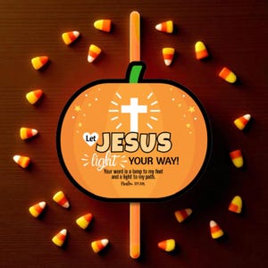以下が含まれることがあります： 「Let JESUS light YOUR WAY!」の文字と十字架のグラフィックが入った、オレンジ色のカボチャ型の看板。茶色の表面に、キャンディコーンが散りばめられています。「Your word is a lamp to my feet and a light to my path. Psalm 119.105」のテキストも含まれています。