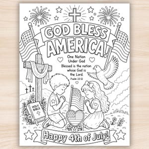 Puede incluir: Una página para colorear en blanco y negro con el texto GOD BLESS AMERICA, One Nation Under God, Blessed is the nation whose God is the Lord, Psalm 33:12 y Happy 4th of July. Muestra a dos niños rezando, una cruz, una Biblia, una paloma y banderas estadounidenses.