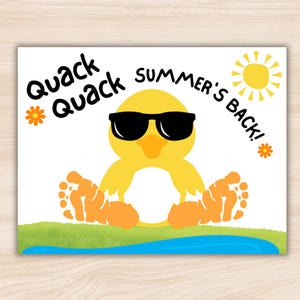 Peut inclure: Une illustration d'un caneton jaune portant des lunettes de soleil noires, avec des pieds et des ailes oranges, assis sur un fond vert et bleu. Les mots "Quack Quack" et "Summer's Back!" sont &eacute;crits en noir, avec un soleil jaune et des fleurs oranges.