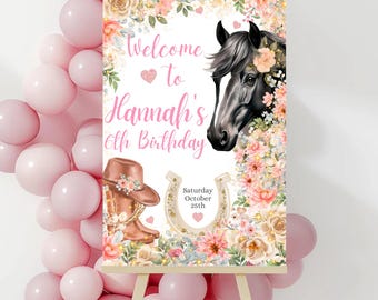 Puede incluir: Un letrero decorativo para una fiesta de cumpleaños, con la imagen de una cabeza de caballo negro, un sombrero de vaquero y botas. El letrero dice "Bienvenida al 6º Cumpleaños de Hannah" con la fecha "Sábado 25 de Octubre". Flores y un arco de globos rosas lo adornan.