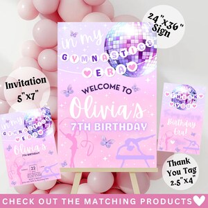 Puede incluir: Un cartel de bienvenida rosa y morado para una fiesta de cumplea&ntilde;os de 7 a&ntilde;os con una bola de discoteca, mariposas y el texto "Bienvenido a Olivia's 7th Birthday".