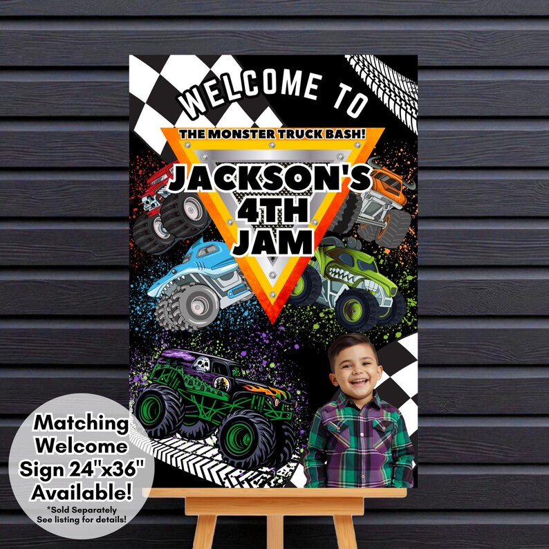 Puede incluir: Un colorido letrero de bienvenida para una fiesta de cumplea&ntilde;os con tem&aacute;tica de monster trucks. El letrero presenta el texto "Welcome to The Monster Truck Bash!" y "Jackson's 4th Jam" con ilustraciones de monster trucks. El letrero mide 61 cm x 91 cm.