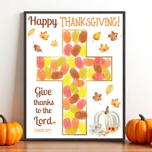 Puede incluir: Obra de arte con tem&aacute;tica de Acci&oacute;n de Gracias con una cruz hecha de huellas dactilares coloridas. Se muestran las palabras "Happy THANKSGIVING!" y "Give thanks to the Lord". La obra de arte incluye hojas de oto&ntilde;o y una calabaza blanca con flores.