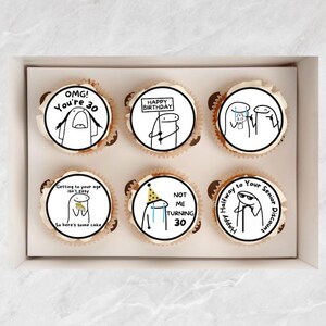Puede incluir: Seis cupcakes decorados con mensajes de cumplea&ntilde;os humor&iacute;sticos. Los cupcakes est&aacute;n en una caja blanca con un fondo marr&oacute;n claro. Los mensajes en los cupcakes incluyen "OMG! You're 30", "Feliz cumplea&ntilde;os", "RIP 30", "Llegar a tu edad no es f&aacute;cil. As&iacute; que aqu&iacute; tienes un pastel", "No yo cumpliendo 30", y "A mitad de camino de tu descuento de senior".