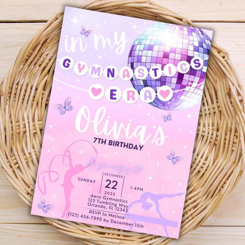 Puede incluir: Una invitaci&oacute;n rosa y morada con una bola de discoteca y mariposas. El texto dice "in my gymnastics era Olivia's 7th Birthday". La invitaci&oacute;n incluye detalles para una fiesta de gimnasia el 22 de diciembre de 2025.