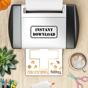 Puede incluir: Se muestra una impresora con una tarjeta de Acci&oacute;n de Gracias impresa. La tarjeta tiene un borde dorado y hojas de oto&ntilde;o. Las palabras "Happy Thanksgiving!" est&aacute;n impresas en la parte inferior. La impresora tiene las palabras "Instant Download".