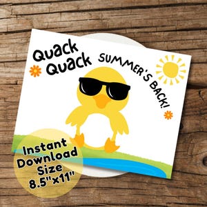 Peut inclure: Une affiche imprimable blanche avec un canard jaune portant des lunettes de soleil. L'affiche indique "Quack Quack SUMMER'S BACK!" avec un soleil et des fleurs. L'affiche mesure 21,6 cm x 27,9 cm et est un t&eacute;l&eacute;chargement instantan&eacute;.