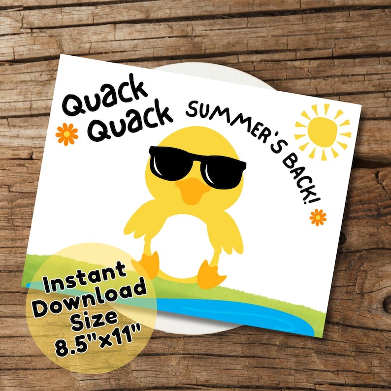 Peut inclure: Une affiche imprimable blanche avec un canard jaune portant des lunettes de soleil. L'affiche indique "Quack Quack SUMMER'S BACK!" avec un soleil et des fleurs. L'affiche mesure 21,6 cm x 27,9 cm et est un t&eacute;l&eacute;chargement instantan&eacute;.