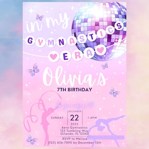 Puede incluir: Una invitaci&oacute;n rosa y morada con una bola de discoteca y una silueta de una gimnasta. La invitaci&oacute;n es para el 7&ordm; cumplea&ntilde;os de Olivia. Dice "in my gymnastics era" y "Are you ready for it?" La fiesta es el 22 de diciembre de 2025 de 1:00 PM a 4:00 PM en Aero Gymnastics, 123 Tumbling Way, Orlando, FL 12345. RSVP a Melissa al (123) 456-7890 antes del 15 de diciembre.