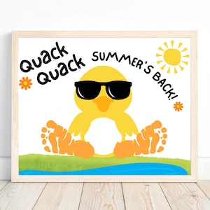 Peut inclure: Une affiche encadr&eacute;e repr&eacute;sentant un canard jaune de dessin anim&eacute; portant des lunettes de soleil noires. Le canard est assis sur un paysage vert et bleu. Le texte "Quack Quack SUMMER'S BACK!" est &eacute;crit en noir, avec un soleil jaune et des fleurs oranges.