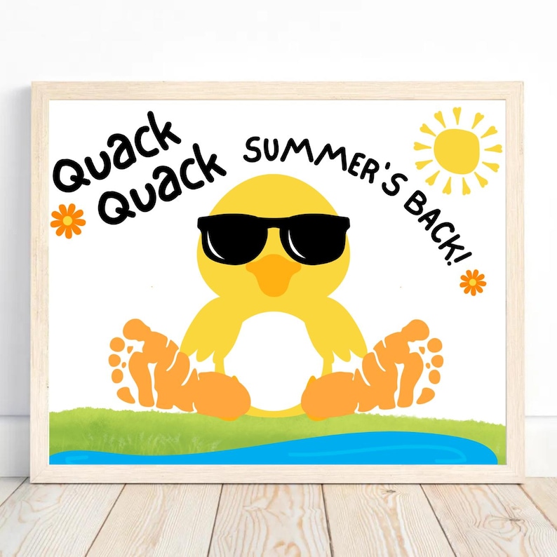 Peut inclure: Une affiche encadr&eacute;e repr&eacute;sentant un canard jaune de dessin anim&eacute; portant des lunettes de soleil noires. Le canard est assis sur un paysage vert et bleu. Le texte "Quack Quack SUMMER'S BACK!" est &eacute;crit en noir, avec un soleil jaune et des fleurs oranges.