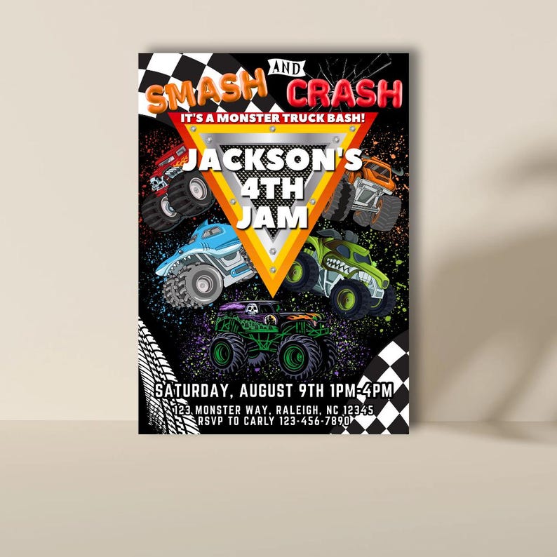Puede incluir: Una invitaci&oacute;n negra con tem&aacute;tica de monster trucks. El texto dice "SMASH AND CRASH" y "JACKSON'S 4TH JAM". La invitaci&oacute;n presenta ilustraciones de monster trucks de varios colores y un dise&ntilde;o de bandera a cuadros.