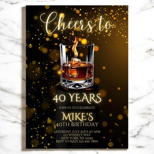 Pode incluir: Um convite de anivers&aacute;rio preto e dourado com um copo de u&iacute;sque e gelo. O texto diz "Cheers to 40 Years. Join us to celebrate Mike's 40th Birthday. Saturday, July 25th at 6pm. 123 Whiskey Way, New York, NY 12345. RSVP to Kate 123-456-7890."